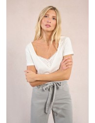 T-shirt décontracté avec détails brodés