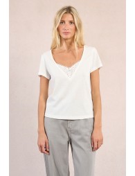 Camiseta de mujer de manga corta, detalle de encaje.