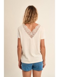Camiseta de mujer de manga corta, detalle de encaje.