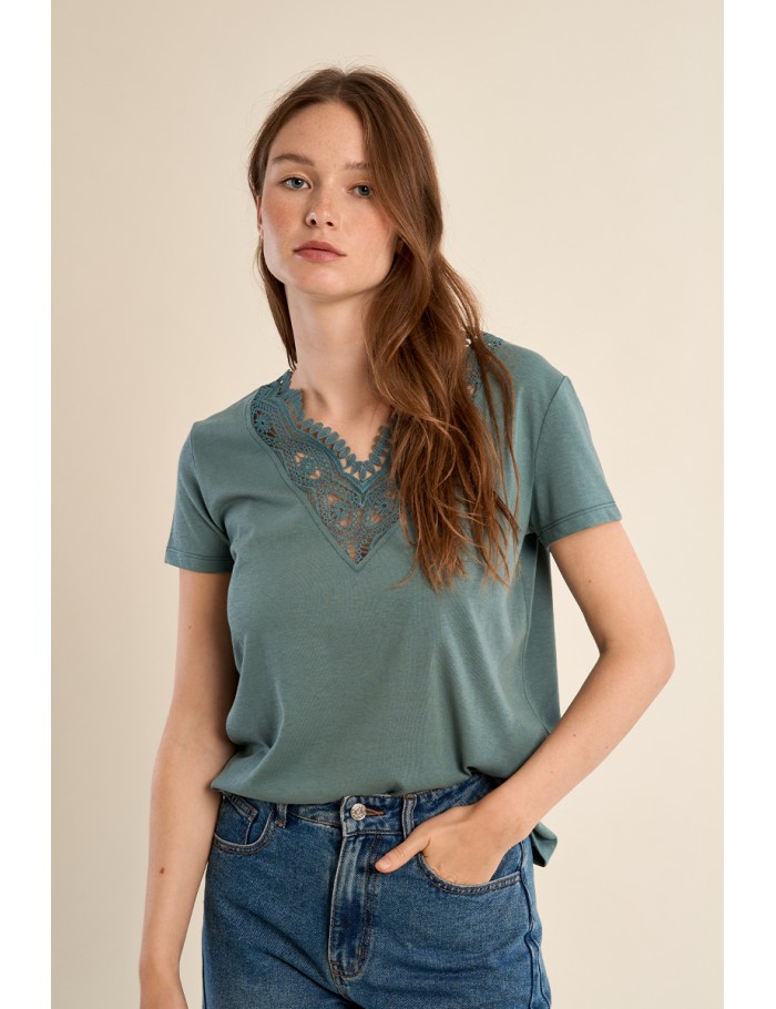 Straight T-shirt with embroidered collar