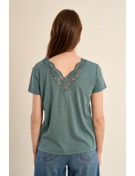 Straight T-shirt with embroidered collar
