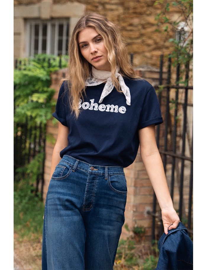 Camiseta de mujer de manga corta, con estampado y encaje.