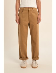 Pantalón de mujer tobillero, cinco bolsillos.