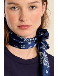 Pañuelo de mujer con estampado paisley.