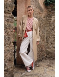 Pantalón de mujer tobillero, acampanado.