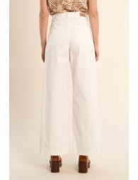 Pantalón de mujer tobillero, acampanado.