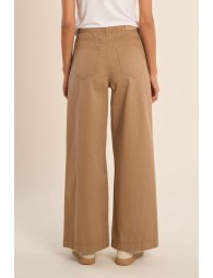 Pantalón de mujer tobillero, acampanado.