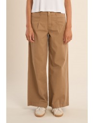 High-waisted and wide-waisted jeans