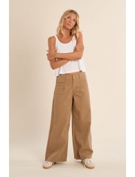 High-waisted and wide-waisted jeans