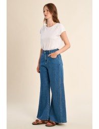 High-waisted and wide-waisted jeans