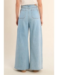 High-waisted and wide-waisted jeans