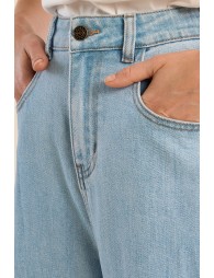 Pantalón de mujer vaquero, acampanado.