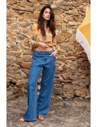 Wide, high-waisted jeans