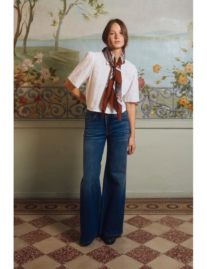 Pantalón de mujer largo, vaquero, acampanado.