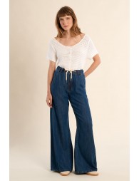 Pantalón de mujer largo, vaquero, perneras anchas.