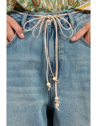 Bermuda de mujer vaquera, detalle lazada.