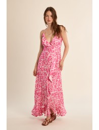 Vestido largo, con estampado y volantes.