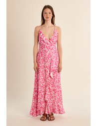 Vestido largo, con estampado y volantes.