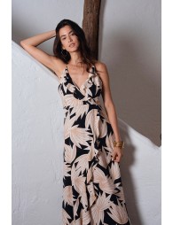 Vestido largo, con estampado y volantes.