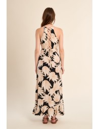 Vestido largo, con estampado y volantes.