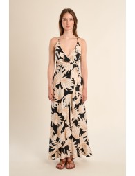 Vestido largo, con estampado y volantes.