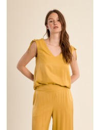 Top de mujer sin manga, con lazada.