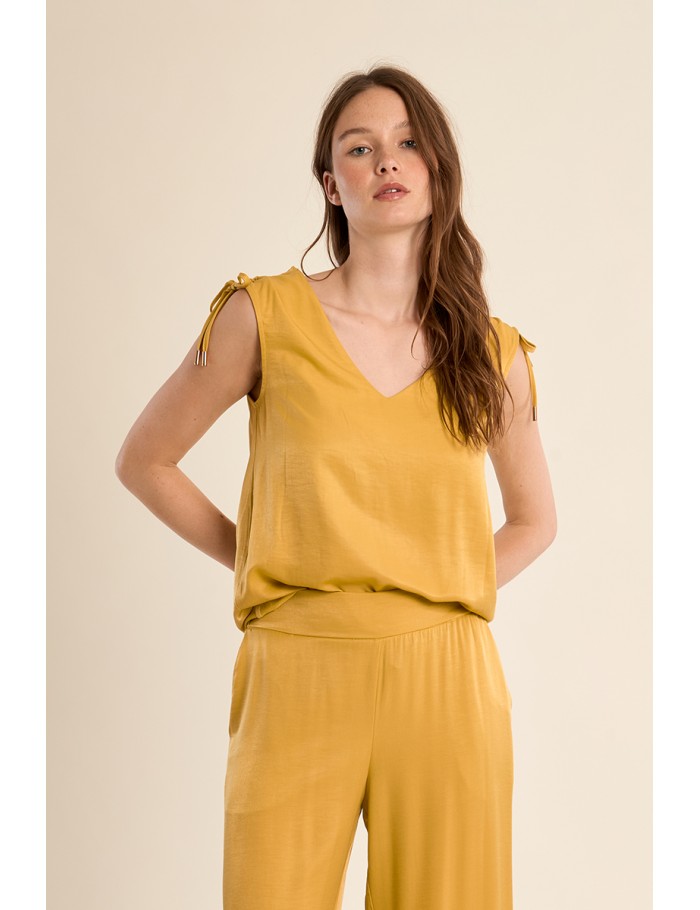 Top de mujer sin manga, con lazada.