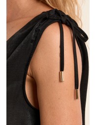 Top de mujer sin manga, con lazada.