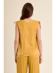 Top de mujer sin manga, con lazada.