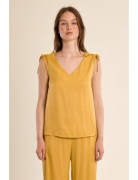 Top de mujer sin manga, con lazada.