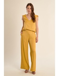 Straight, flowing top