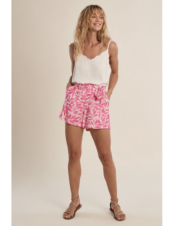 Flowy, high-waisted shorts with floral print