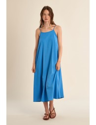 Vestido largo, de tirantes y lazada.