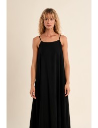 Vestido largo, de tirantes y lazada.