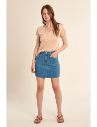 T-shirt col V, avec broderie et perles