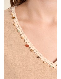 T-shirt col V, avec broderie et perles