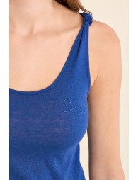 Top de mujer de manga sisa, detalle nudo.