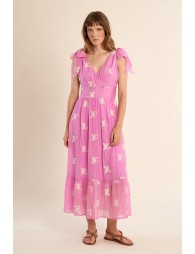 Vestido largo, con lazada y estampado.