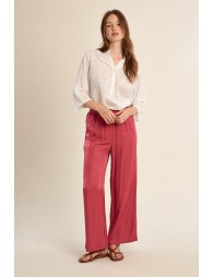 Pantalón de mujer largo, detalle pliegues.