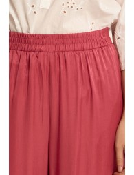 Pantalón de mujer largo, detalle pliegues.