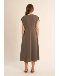 Vestido midi, con manga corta ajustable.