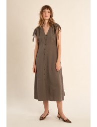 Vestido midi, con manga corta ajustable.