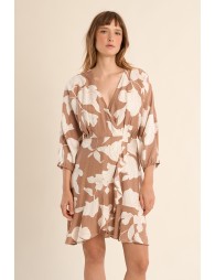 Vestido de media manga, con estampado y volantes.