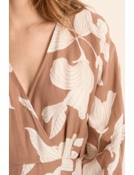 Vestido de media manga, con estampado y volantes.