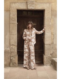 Pantalón de mujer largo, con estampado floral.