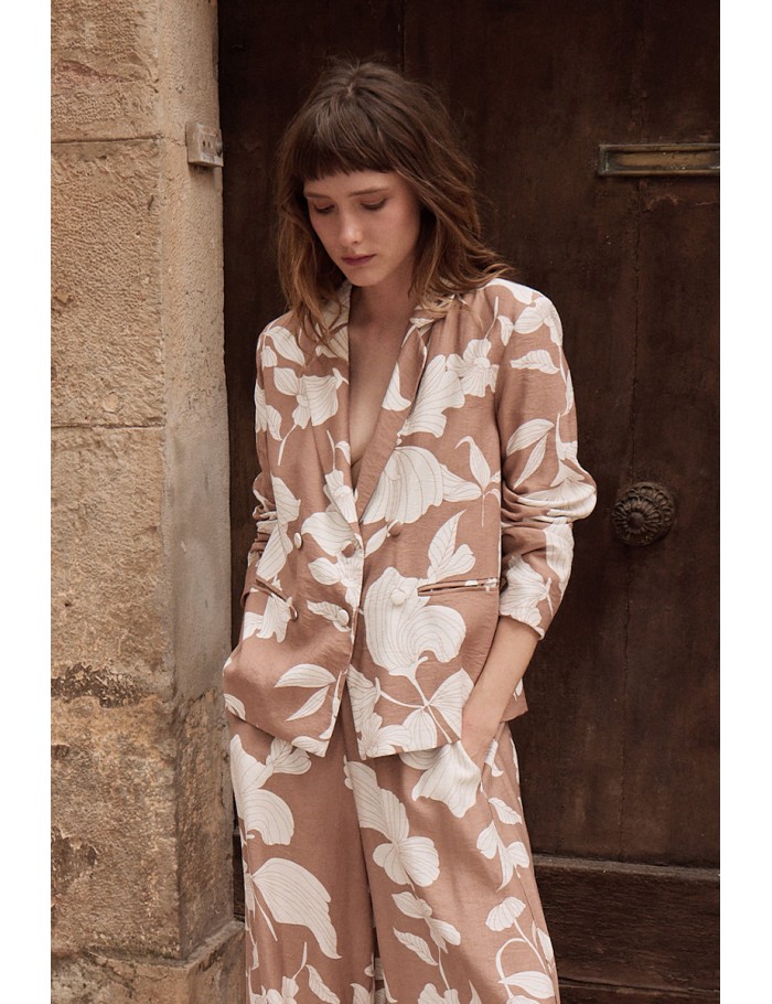 Blazer de mujer de doble botonadura y estampado.