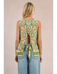 Top de mujer de manga sisa, con estampado y lazada.