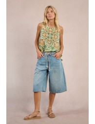 Top de mujer de manga sisa, con estampado y lazada.