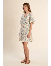 Vestido corto, con estampado étnico.