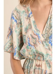 Vestido corto, con estampado étnico.